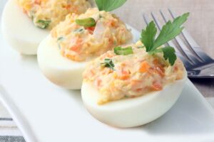 Huevos rellenos con melocotón y Ajonesa