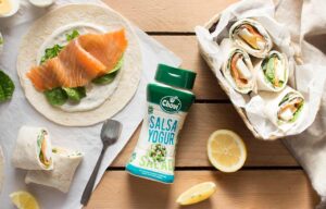 Wrap de salmón, espinacas, huevo duro y Salsa de Yogur Choví