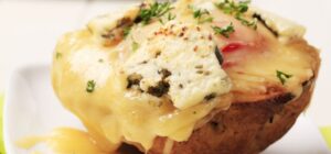 Receta de bombas de patata y carne con salsa brava