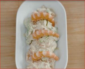 Receta de ensaladilla de gambas, aguacate y salmón