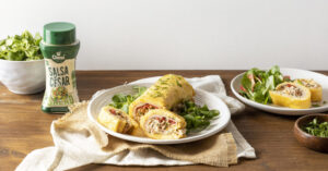 Rollo de tortilla con atún, pimientos y salsa César