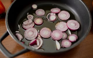 como hacer cebolla pochada
