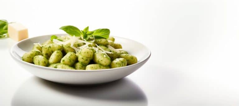 ñoquis al pesto con frutos secos y guacamole
