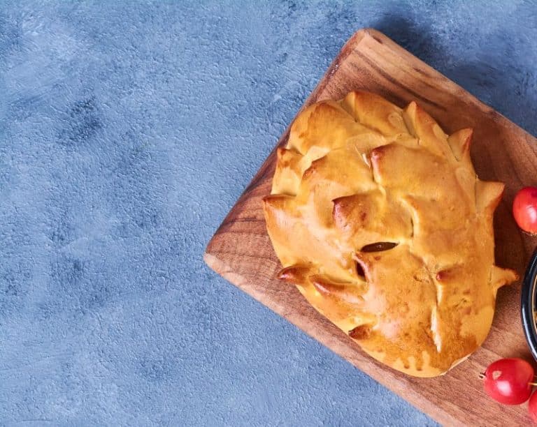 Empanada de carne con salsa de tomate natural